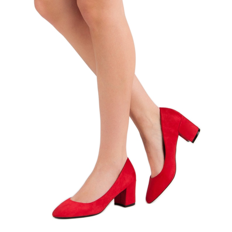 Ideal Shoes Bombas rojas en un pilar rojo 2 Ideal Shoes Bombas rojas en un pilar rojo 2