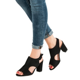 Sandalias caladas en un poste negro 1