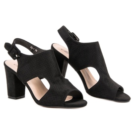 Sandalias caladas en un poste negro 5