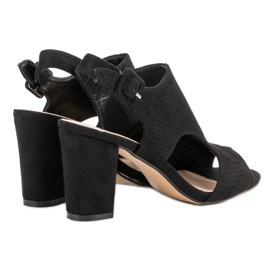 Sandalias caladas en un poste negro 4