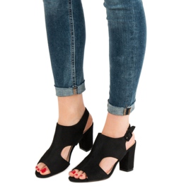 Sandalias caladas en un poste negro 6