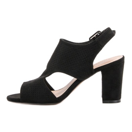 Sandalias caladas en un poste negro 3