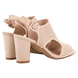 Sandalias caladas en un poste marrón 4