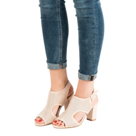 Sandalias caladas en un poste marrón 6