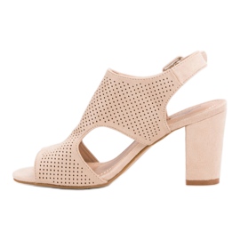 Sandalias caladas en un poste marrón 3