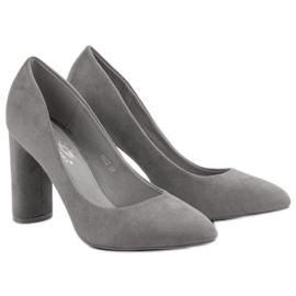 Small Swan Zapatos de tacón de ante en un pilar gris 4