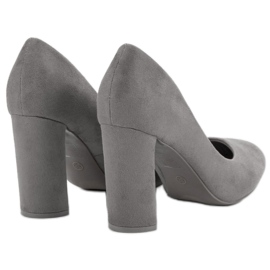 Small Swan Zapatos de tacón de ante en un pilar gris 3