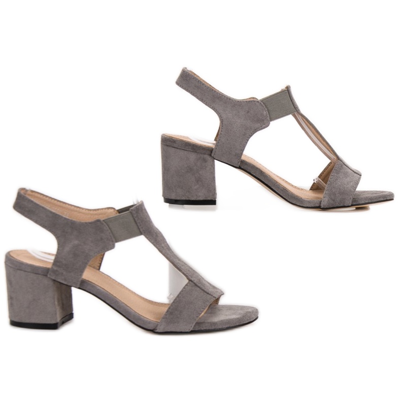 Evento Sandalias sin cordones en un poste gris 1 Evento Sandalias sin cordones en un poste gris 1