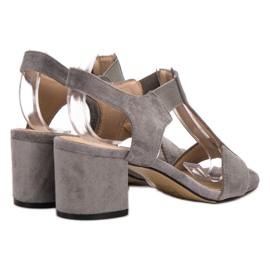 Evento Sandalias sin cordones en un poste gris 2 Evento Sandalias sin cordones en un poste gris 2