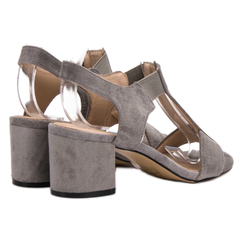 Evento Sandalias sin cordones en un poste gris 2 Evento Sandalias sin cordones en un poste gris 2