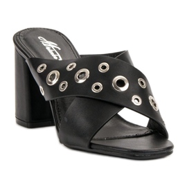 Zapatillas negras en la barra negro 5