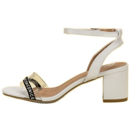 Ideal Shoes Sandalias de gamuza con estilo blanco 4