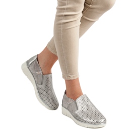 Filippo Resbalón en zapatos plateados gris 1