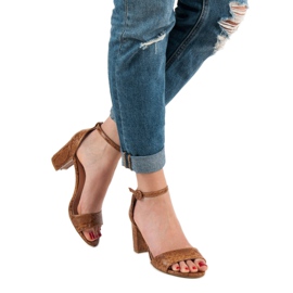 Sandalias VICES con estampado de serpiente marrón 4