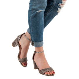 Sandalias VICES con estampado de serpiente marrón 2