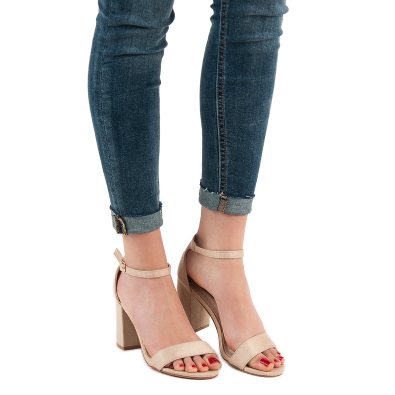 Sandalias VICES en un poste marrón 2