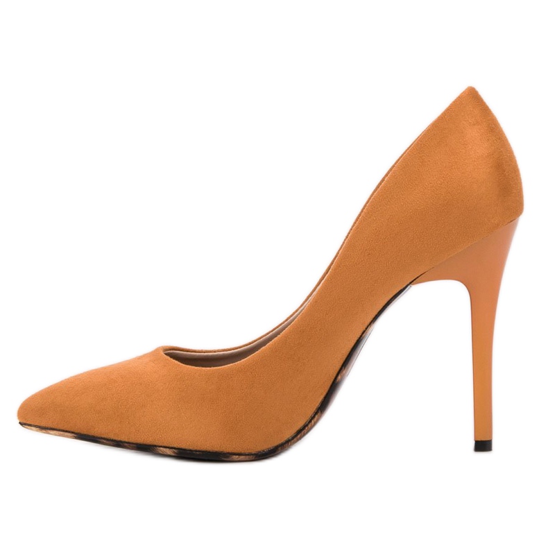 Erynn Bombas en un pin naranja 1 Erynn Bombas en un pin naranja 1