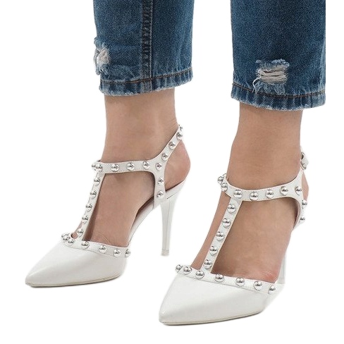 Tacones lacados en blanco con tachuelas B-57 1