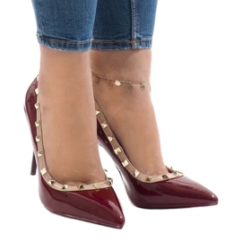 Tacones lacados en rojo con tachuelas X-68 1