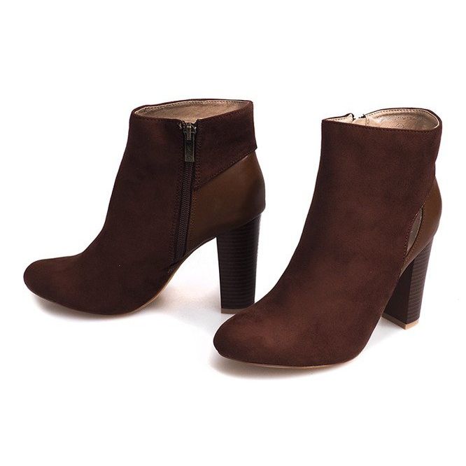 Botas de ante marrón en un pilar con cremallera 2 Botas de ante marrón en un pilar con cremallera 2