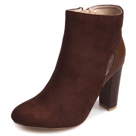 Botas de ante marrón en un pilar con cremallera 1 Botas de ante marrón en un pilar con cremallera 1