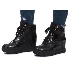 Zapatillas lacadas en negro en la cuña Snake 2