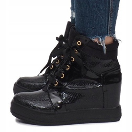 Zapatillas lacadas en negro en la cuña Snake 3