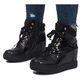 Zapatillas lacadas en negro en la cuña Snake 1
