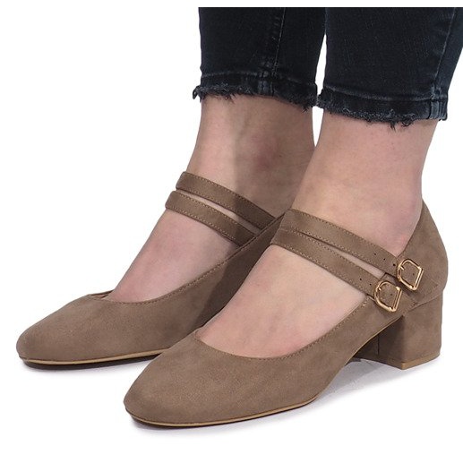 Bombas beige en el poste de Tamara 1 Bombas beige en el poste de Tamara 1