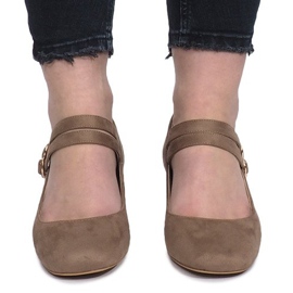 Bombas beige en el poste de Tamara 2 Bombas beige en el poste de Tamara 2