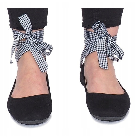 Bailarinas negras con lazo de Acro negro 1