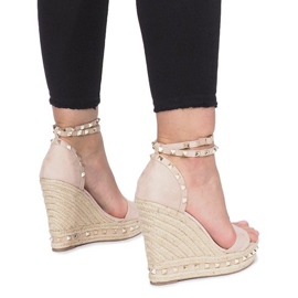 Sandalias de cuña beige con tachuelas Lov'it 3