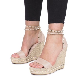 Sandalias de cuña beige con tachuelas Lov'it 4