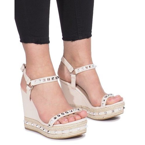 Sandalias de cuña beige con tachuelas cubano 1