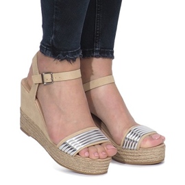 Sandalias beige en un delicado tacón de cuña Glam Shine 1 Sandalias beige en un delicado tacón de cuña Glam Shine 1