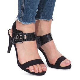 Sandalias negras en un poste de Colier negro 3
