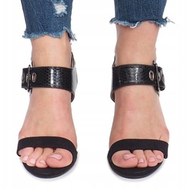 Sandalias negras en un poste de Colier negro 1