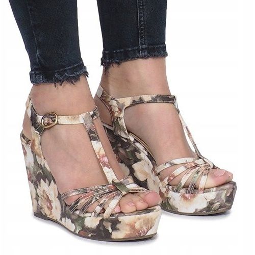 Sandalias de cuña en beige Alpargatas de flores en beige 1 Sandalias de cuña en beige Alpargatas de flores en beige 1