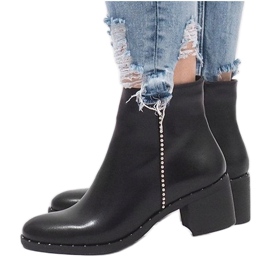 Botas negras aisladas con tachuelas NC268 negro 4