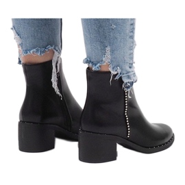 Botas negras aisladas con tachuelas NC268 negro 2