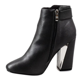 Botas grises en el poste MJ1515 1 Botas grises en el poste MJ1515 1