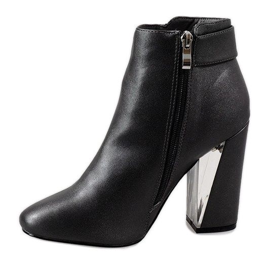 Botas grises en el poste MJ1515 1 Botas grises en el poste MJ1515 1