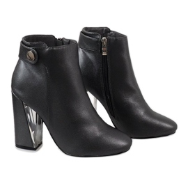 Botas grises en el poste MJ1515 3