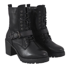Botines negros en el poste S167 3