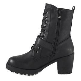 Botines negros en el poste S167 2