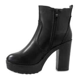 Botas negras en un poste A89606 negro 2
