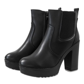 Botas negras en un poste A89606 negro 3