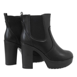 Botas negras en un poste A89606 negro 4