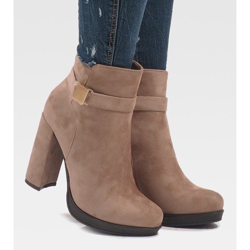 Botas rosas en el poste J-8682 1