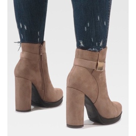 Botas rosas en el poste J-8682 2